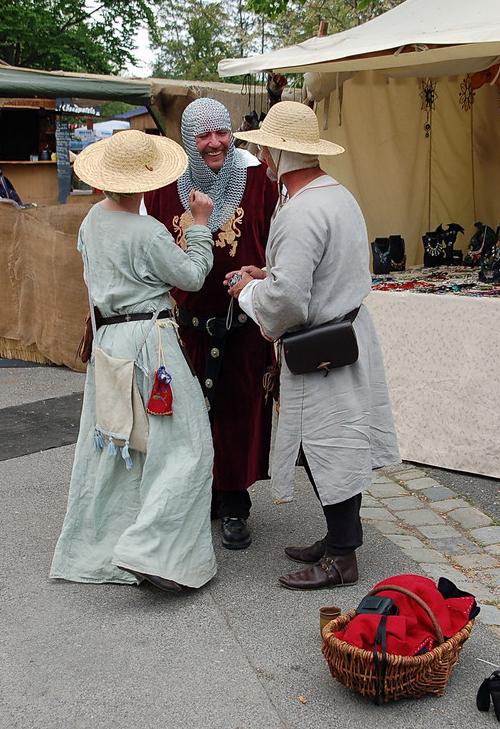 working on the garb.......an der Gewandung arbeiten.....